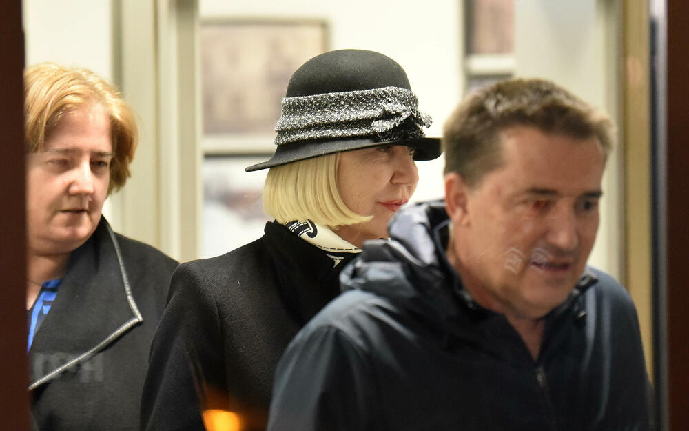 <p>Za municiju pronađenu kod Aca Đukanovića, advokat Martinović je kazao da su je najvjerovatnije zaboravili službenici Ministarstva unutrašnjih poslova (MUP) i Agencije za nacionalnu bezbjednost (ANB), koji su obezbjeđivali Mila Đukanovića</p>