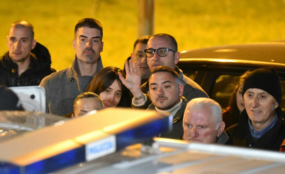 <p>Za municiju pronađenu kod Aca Đukanovića, advokat Martinović je kazao da su je najvjerovatnije zaboravili službenici Ministarstva unutrašnjih poslova (MUP) i Agencije za nacionalnu bezbjednost (ANB), koji su obezbjeđivali Mila Đukanovića</p>