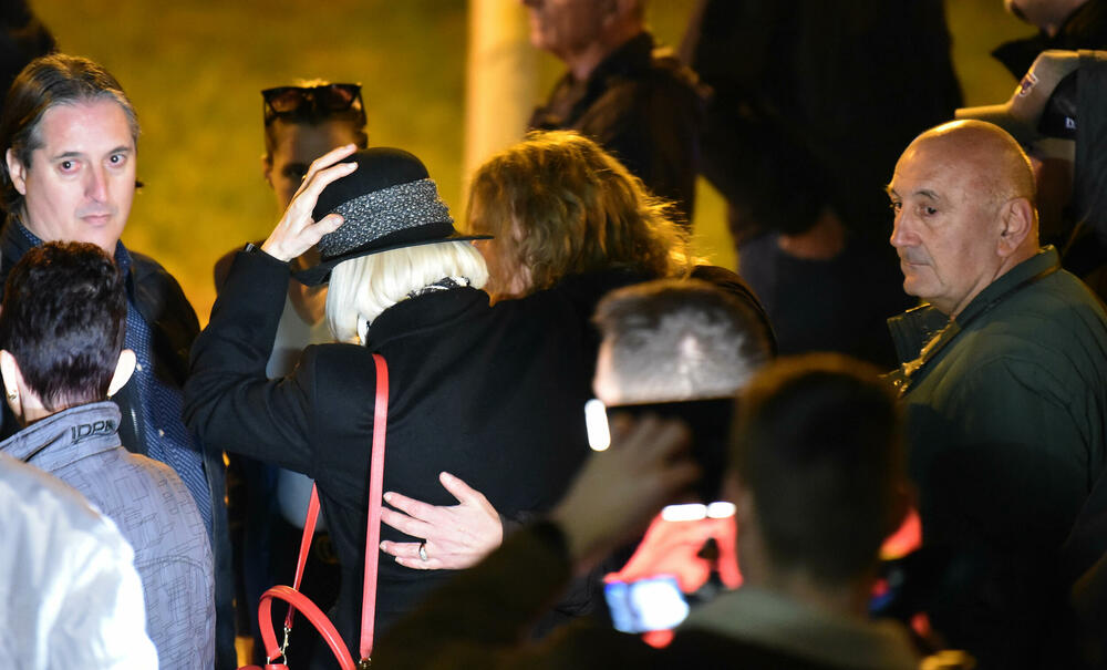 <p>Za municiju pronađenu kod Aca Đukanovića, advokat Martinović je kazao da su je najvjerovatnije zaboravili službenici Ministarstva unutrašnjih poslova (MUP) i Agencije za nacionalnu bezbjednost (ANB), koji su obezbjeđivali Mila Đukanovića</p>