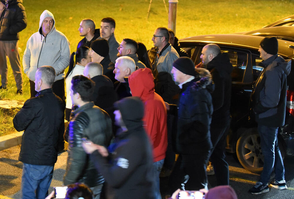 <p>Za municiju pronađenu kod Aca Đukanovića, advokat Martinović je kazao da su je najvjerovatnije zaboravili službenici Ministarstva unutrašnjih poslova (MUP) i Agencije za nacionalnu bezbjednost (ANB), koji su obezbjeđivali Mila Đukanovića</p>