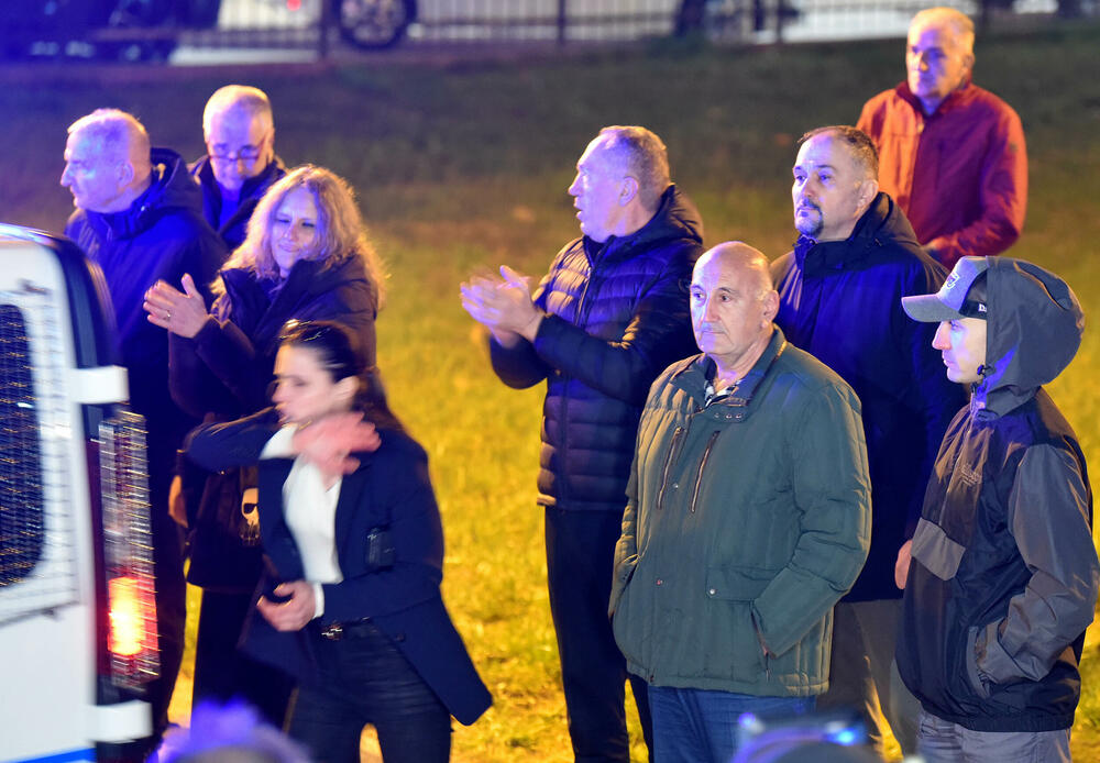 <p>Za municiju pronađenu kod Aca Đukanovića, advokat Martinović je kazao da su je najvjerovatnije zaboravili službenici Ministarstva unutrašnjih poslova (MUP) i Agencije za nacionalnu bezbjednost (ANB), koji su obezbjeđivali Mila Đukanovića</p>