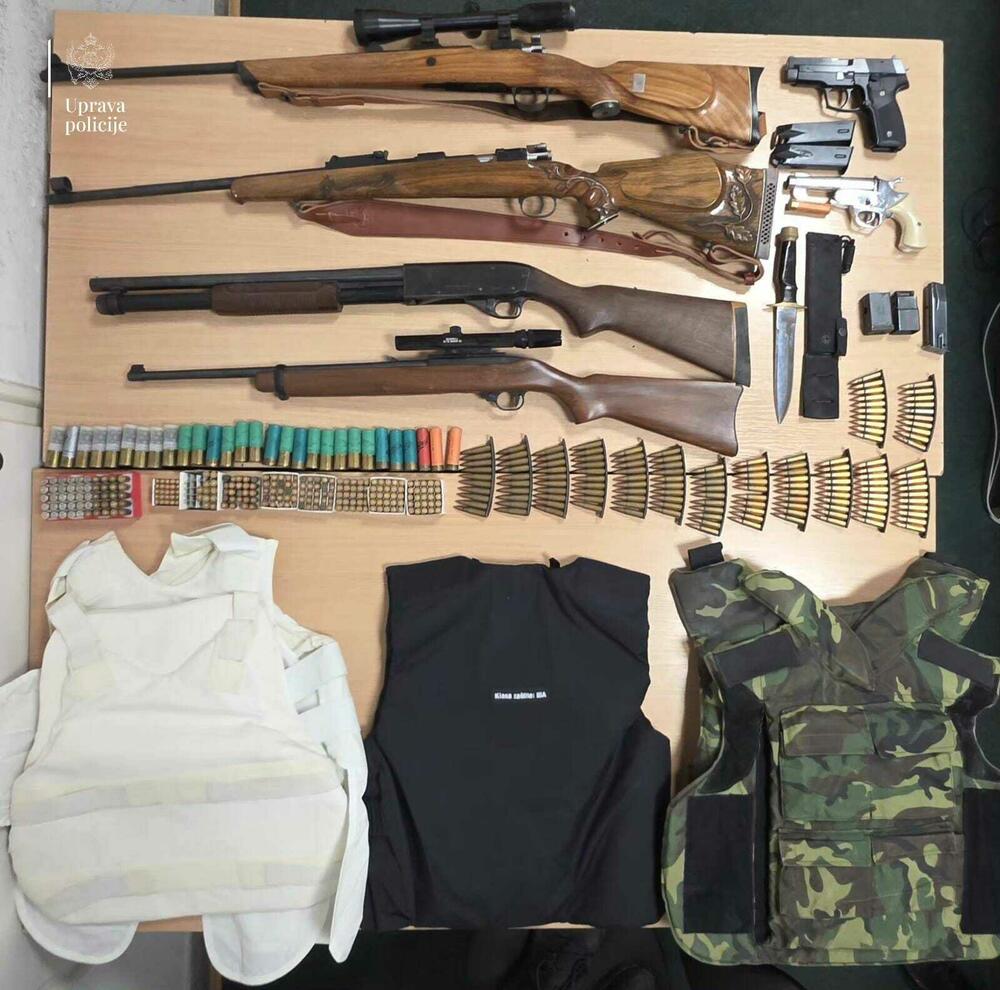 Oružje, municija i panciri oduzeti od Đukanovića