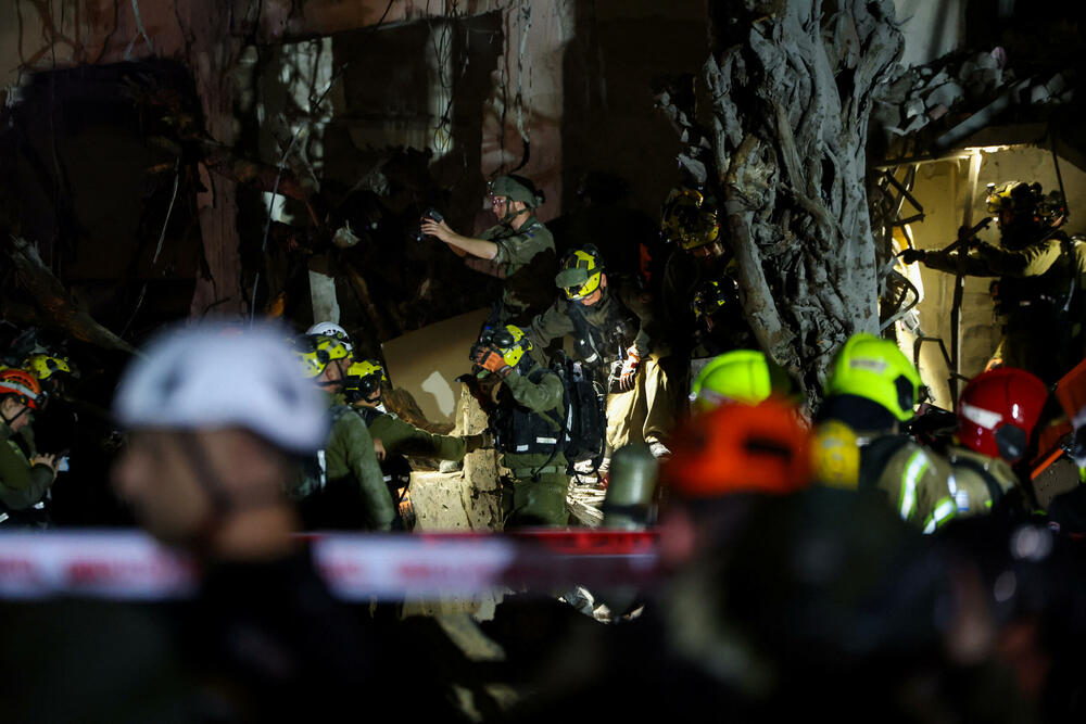 <p>Komandant vatrogasno-spasilačke službe distrikta Tel Aviv rekao je da se zgrada djelimično urušila nakon napada i da je izbio požar, prenosi list Harec</p>