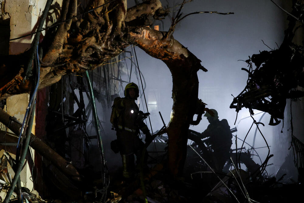 <p>Komandant vatrogasno-spasilačke službe distrikta Tel Aviv rekao je da se zgrada djelimično urušila nakon napada i da je izbio požar, prenosi list Harec</p>