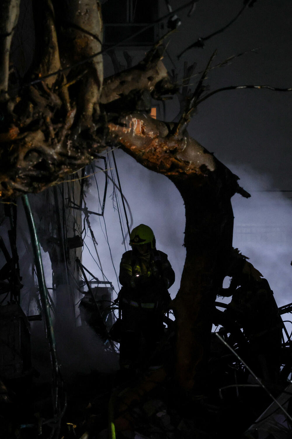 <p>Komandant vatrogasno-spasilačke službe distrikta Tel Aviv rekao je da se zgrada djelimično urušila nakon napada i da je izbio požar, prenosi list Harec</p>