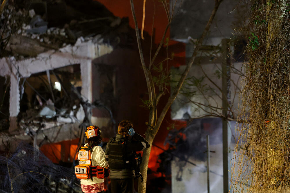 <p>Komandant vatrogasno-spasilačke službe distrikta Tel Aviv rekao je da se zgrada djelimično urušila nakon napada i da je izbio požar, prenosi list Harec</p>