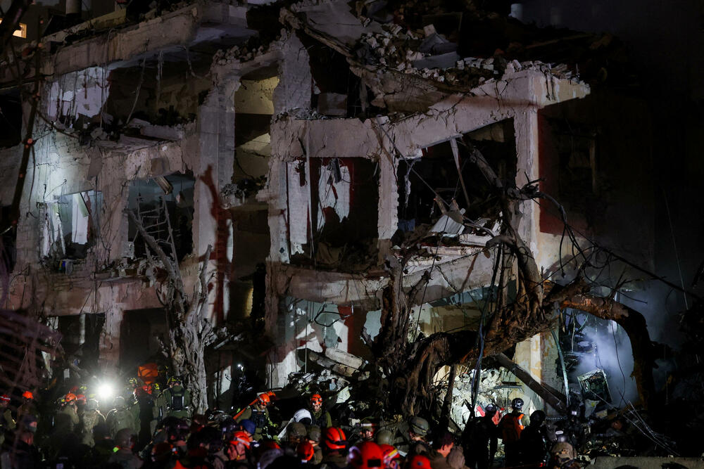 <p>Komandant vatrogasno-spasilačke službe distrikta Tel Aviv rekao je da se zgrada djelimično urušila nakon napada i da je izbio požar, prenosi list Harec</p>