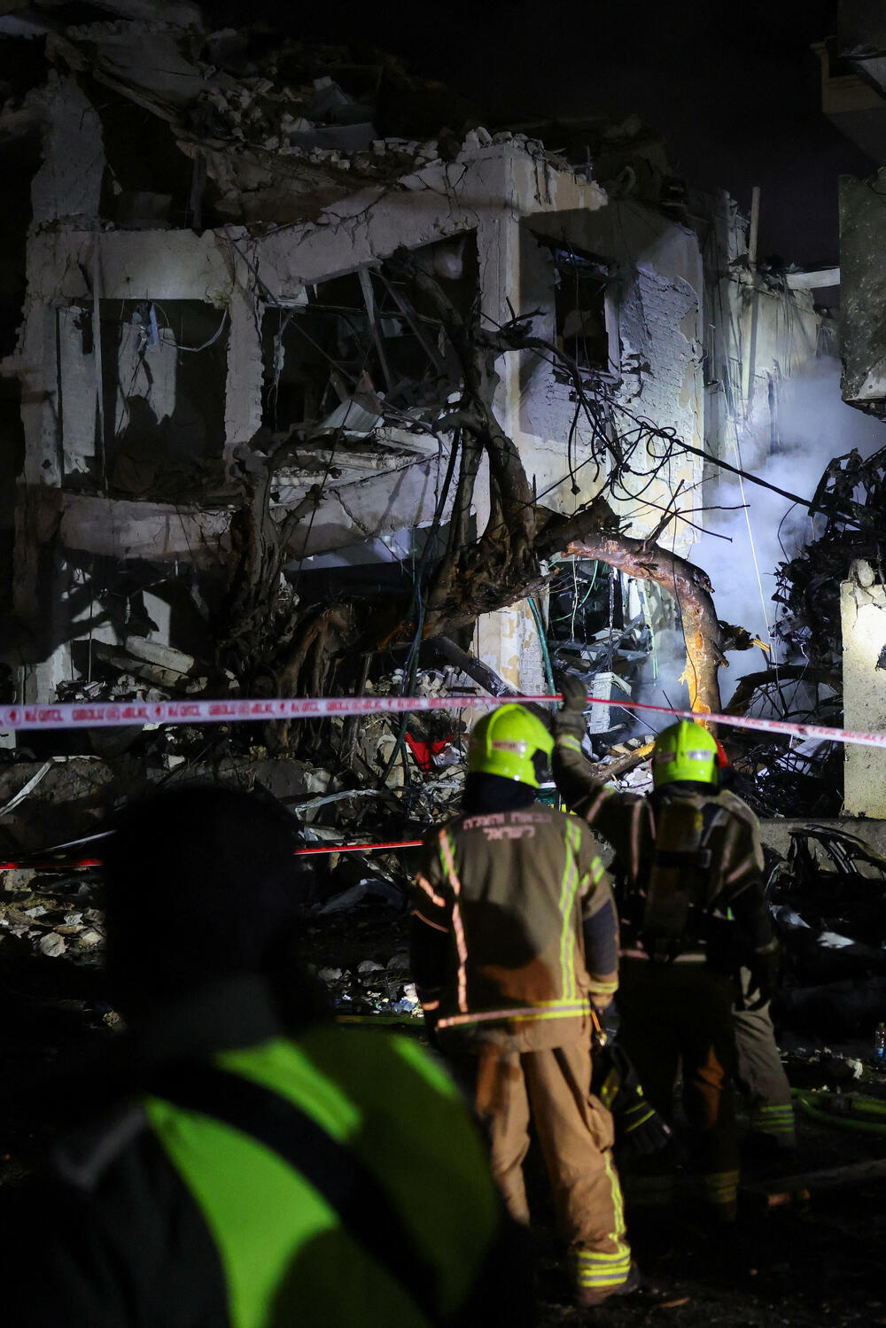 <p>Komandant vatrogasno-spasilačke službe distrikta Tel Aviv rekao je da se zgrada djelimično urušila nakon napada i da je izbio požar, prenosi list Harec</p>