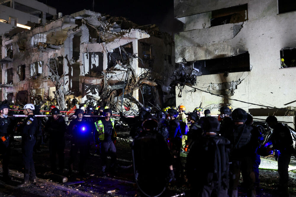 <p>Komandant vatrogasno-spasilačke službe distrikta Tel Aviv rekao je da se zgrada djelimično urušila nakon napada i da je izbio požar, prenosi list Harec</p>