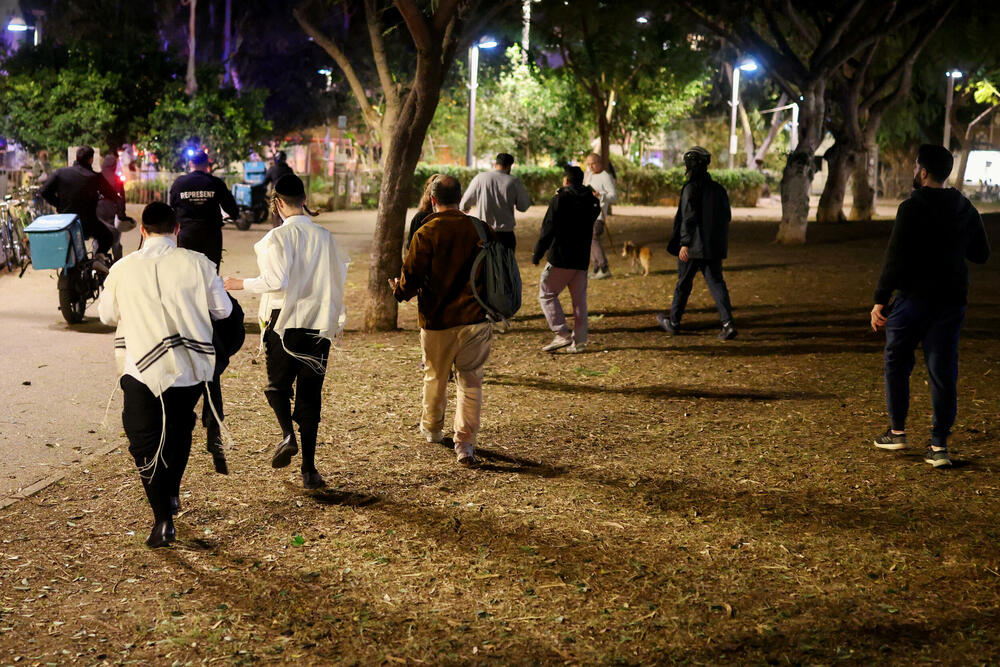 <p>Komandant vatrogasno-spasilačke službe distrikta Tel Aviv rekao je da se zgrada djelimično urušila nakon napada i da je izbio požar, prenosi list Harec</p>