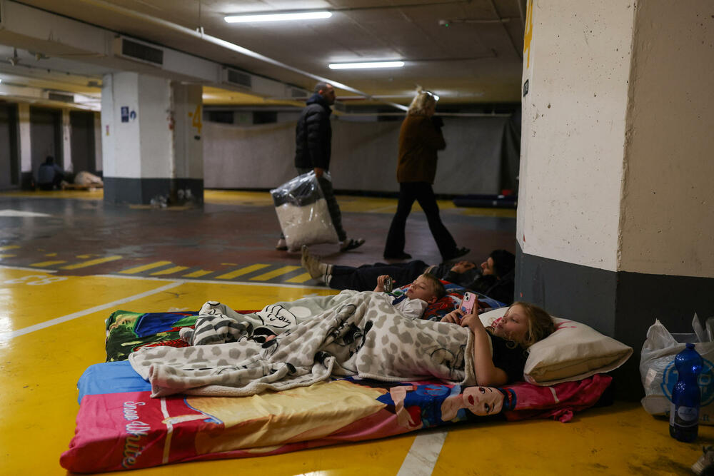 <p>Komandant vatrogasno-spasilačke službe distrikta Tel Aviv rekao je da se zgrada djelimično urušila nakon napada i da je izbio požar, prenosi list Harec</p>