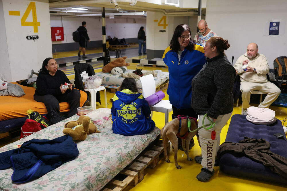 <p>Komandant vatrogasno-spasilačke službe distrikta Tel Aviv rekao je da se zgrada djelimično urušila nakon napada i da je izbio požar, prenosi list Harec</p>