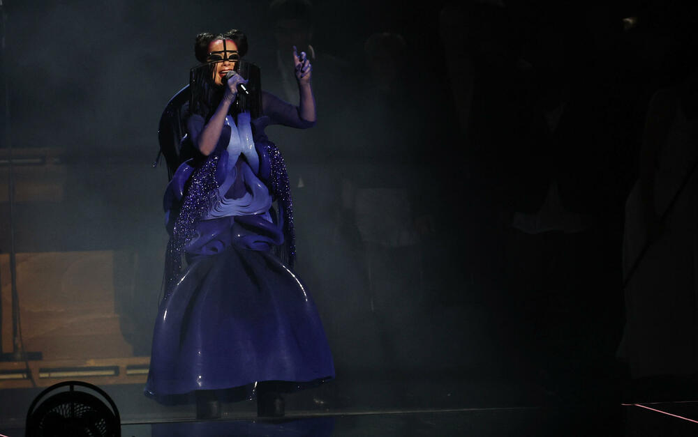 <p>Ova 26-godišnja pop zvijezda dobila je priznanja u kategorijama umjetnica godine, pjesma godine, najbolja pop izvođačica i najbolja britanska solistkinja</p>