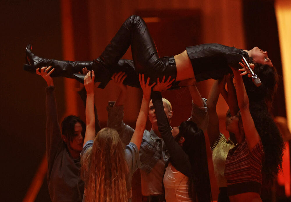 <p>Ova 26-godišnja pop zvijezda dobila je priznanja u kategorijama umjetnica godine, pjesma godine, najbolja pop izvođačica i najbolja britanska solistkinja</p>