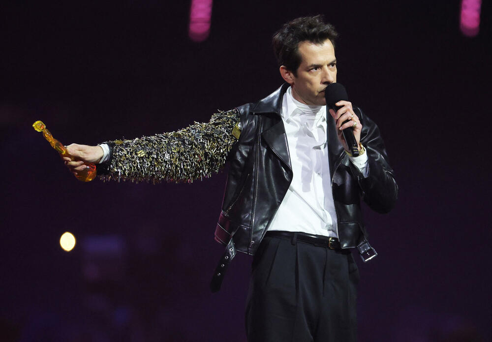 <p>Ova 26-godišnja pop zvijezda dobila je priznanja u kategorijama umjetnica godine, pjesma godine, najbolja pop izvođačica i najbolja britanska solistkinja</p>