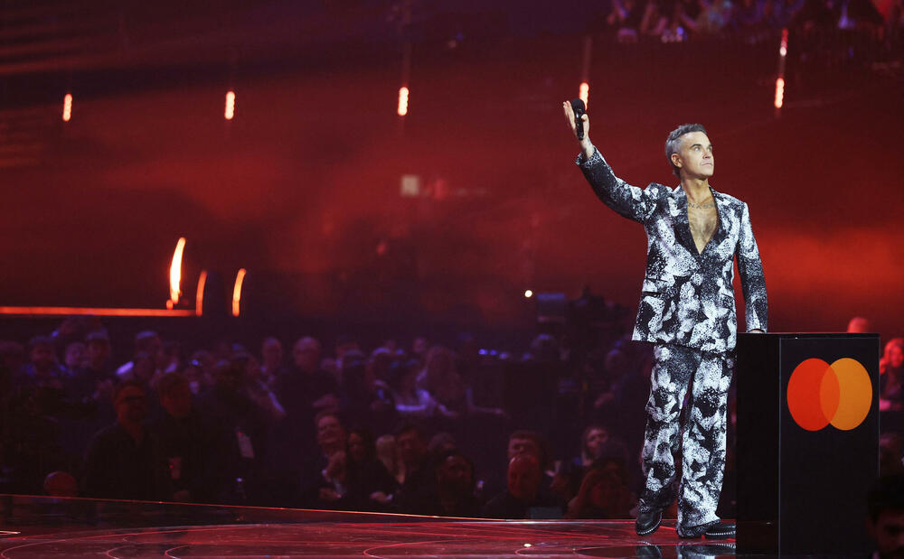 <p>Ova 26-godišnja pop zvijezda dobila je priznanja u kategorijama umjetnica godine, pjesma godine, najbolja pop izvođačica i najbolja britanska solistkinja</p>