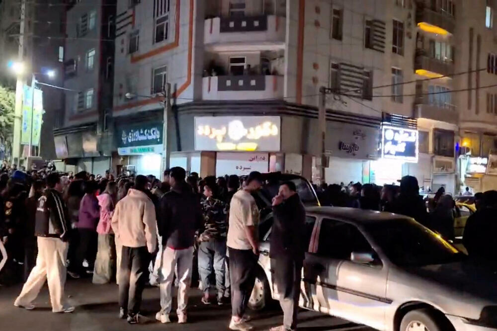 Ljudi se okupljaju zvještaja o smrti Hameneija, na ulicama Karadža, provincija Alborz, Iran, na ovom kadru preuzetom iz video-snimka sa društvenih mreža, Foto: REUTERS