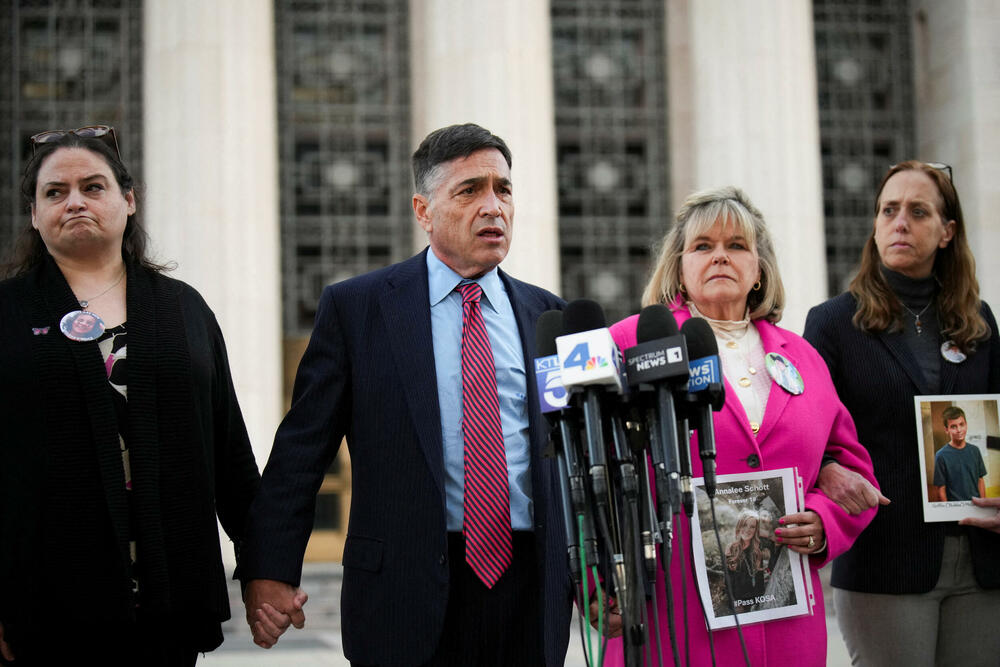 Advokat tužilaca Metju Bergman obraća se medijima u pratnji roditelja koji tvrde da su izgubili djecu zbog uticaja društvenih mreža