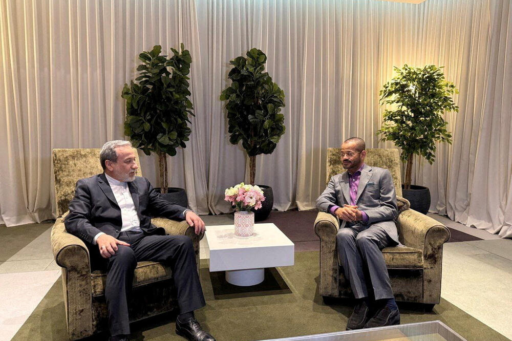 Iranski šef diplomatije Abas Aragči sa omanskim ministrom Sajidom Badr Albusaidijem u Ženevi 25. februara, Foto: Rojters