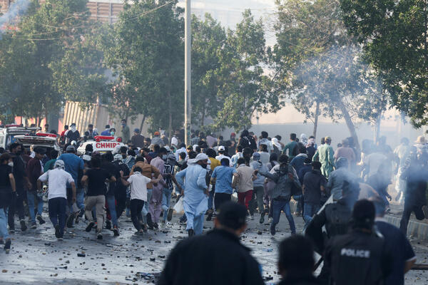 Karači: Više od deset poginulih, demonstranti pokušali da uđu u...