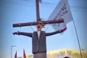 Na protestu u Nišu lutka sa Vučićevim likom okačena na krst:...