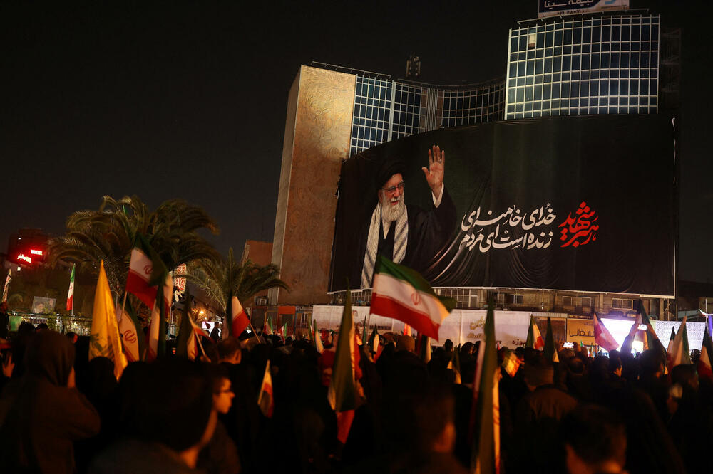 <p>Iranski državni mediji su u subotu potvrdili smrt 86-godišnjeg lidera te zemlje, ajatolaha Alija Hameneija</p>