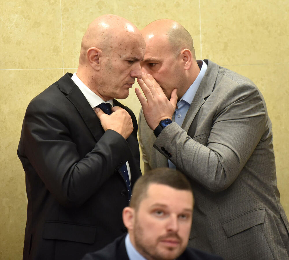 <p>U Skupštini Crne Gore održava se zajednička sjednica Odbora za bezbjednost i odbranu i Odbora za politički sistem, pravosuđe i upravu, koja je sazvana zbog kontrolnog saslušanja čelnika bezbjednosnog sektora na temu utvrđivanja okolnosti u vezi sa bjekstvom šefa organizovane kriminalne organizacije Miloša Medenice</p>  <p>Predsjednik podgoričkog Višeg suda Zoran Radović najavio je da neće doći na zajedničko kontrolno saslušanje, a nije se pojavio ni direktor Agencije za nacionalnu bezbjednost (ANB) Ivica Janović koji je poslao predstavnicu Sanju Raičević</p>