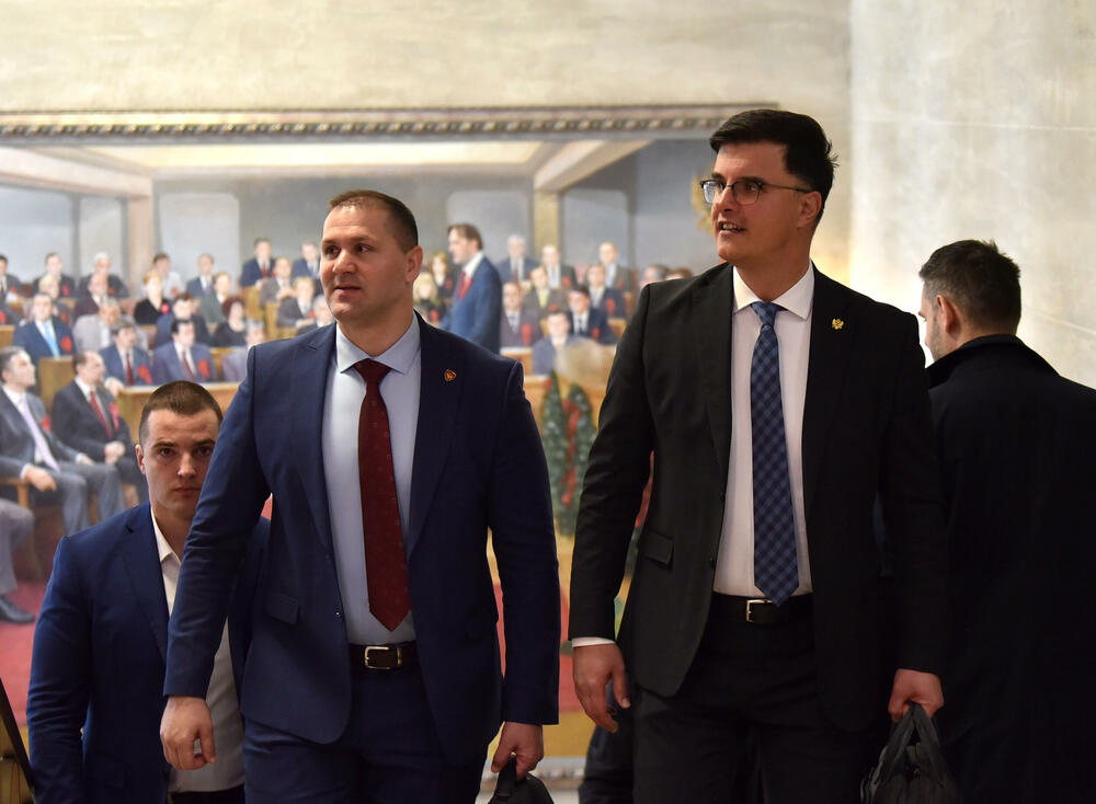 <p>U Skupštini Crne Gore održava se zajednička sjednica Odbora za bezbjednost i odbranu i Odbora za politički sistem, pravosuđe i upravu, koja je sazvana zbog kontrolnog saslušanja čelnika bezbjednosnog sektora na temu utvrđivanja okolnosti u vezi sa bjekstvom šefa organizovane kriminalne organizacije Miloša Medenice</p>  <p>Predsjednik podgoričkog Višeg suda Zoran Radović najavio je da neće doći na zajedničko kontrolno saslušanje, a nije se pojavio ni direktor Agencije za nacionalnu bezbjednost (ANB) Ivica Janović koji je poslao predstavnicu Sanju Raičević</p>