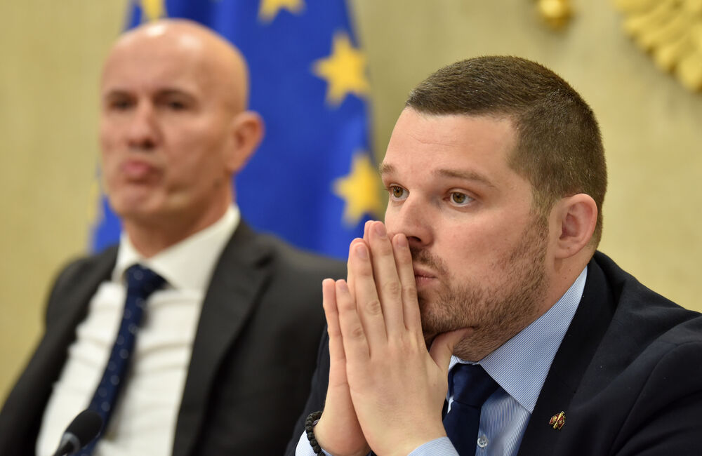 <p>U Skupštini Crne Gore održava se zajednička sjednica Odbora za bezbjednost i odbranu i Odbora za politički sistem, pravosuđe i upravu, koja je sazvana zbog kontrolnog saslušanja čelnika bezbjednosnog sektora na temu utvrđivanja okolnosti u vezi sa bjekstvom šefa organizovane kriminalne organizacije Miloša Medenice</p>  <p>Predsjednik podgoričkog Višeg suda Zoran Radović najavio je da neće doći na zajedničko kontrolno saslušanje, a nije se pojavio ni direktor Agencije za nacionalnu bezbjednost (ANB) Ivica Janović koji je poslao predstavnicu Sanju Raičević</p>