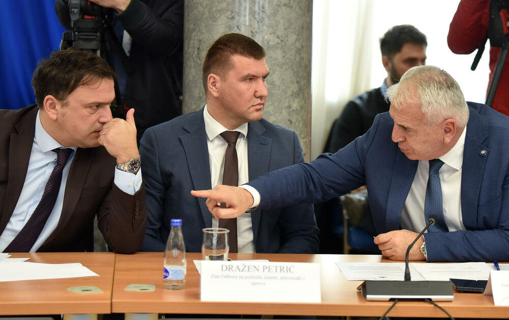 <p>U Skupštini Crne Gore održava se zajednička sjednica Odbora za bezbjednost i odbranu i Odbora za politički sistem, pravosuđe i upravu, koja je sazvana zbog kontrolnog saslušanja čelnika bezbjednosnog sektora na temu utvrđivanja okolnosti u vezi sa bjekstvom šefa organizovane kriminalne organizacije Miloša Medenice</p>  <p>Predsjednik podgoričkog Višeg suda Zoran Radović najavio je da neće doći na zajedničko kontrolno saslušanje, a nije se pojavio ni direktor Agencije za nacionalnu bezbjednost (ANB) Ivica Janović koji je poslao predstavnicu Sanju Raičević</p>