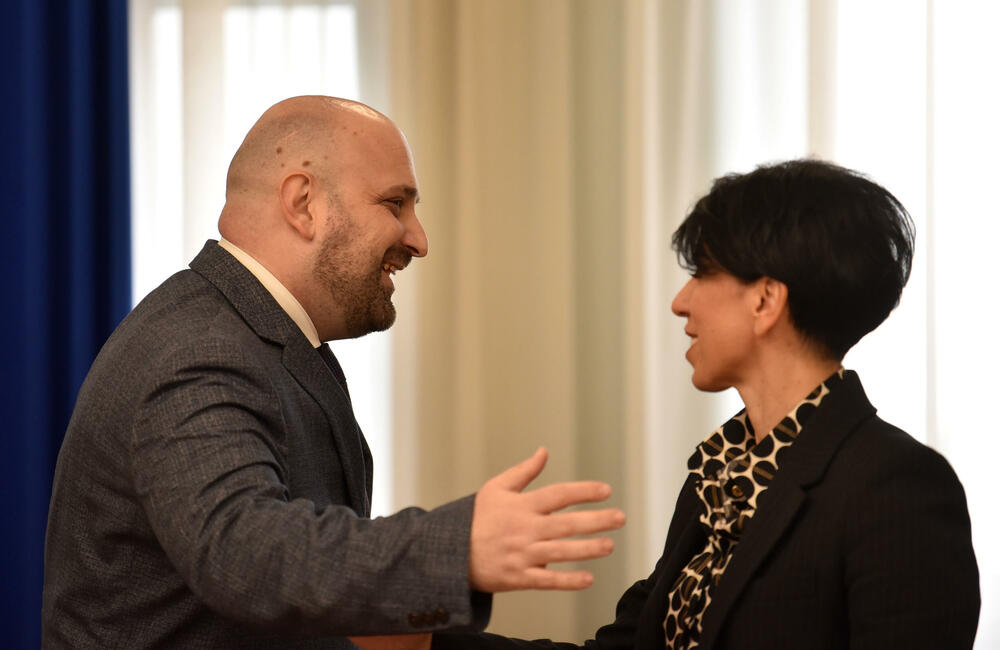 <p>U Skupštini Crne Gore održava se zajednička sjednica Odbora za bezbjednost i odbranu i Odbora za politički sistem, pravosuđe i upravu, koja je sazvana zbog kontrolnog saslušanja čelnika bezbjednosnog sektora na temu utvrđivanja okolnosti u vezi sa bjekstvom šefa organizovane kriminalne organizacije Miloša Medenice</p>  <p>Predsjednik podgoričkog Višeg suda Zoran Radović najavio je da neće doći na zajedničko kontrolno saslušanje, a nije se pojavio ni direktor Agencije za nacionalnu bezbjednost (ANB) Ivica Janović koji je poslao predstavnicu Sanju Raičević</p>