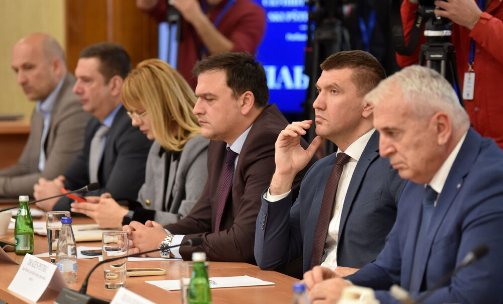 <p>U Skupštini Crne Gore održava se zajednička sjednica Odbora za bezbjednost i odbranu i Odbora za politički sistem, pravosuđe i upravu, koja je sazvana zbog kontrolnog saslušanja čelnika bezbjednosnog sektora na temu utvrđivanja okolnosti u vezi sa bjekstvom šefa organizovane kriminalne organizacije Miloša Medenice</p>  <p>Predsjednik podgoričkog Višeg suda Zoran Radović najavio je da neće doći na zajedničko kontrolno saslušanje, a nije se pojavio ni direktor Agencije za nacionalnu bezbjednost (ANB) Ivica Janović koji je poslao predstavnicu Sanju Raičević</p>