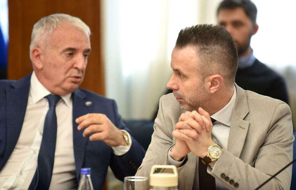 <p>U Skupštini Crne Gore održava se zajednička sjednica Odbora za bezbjednost i odbranu i Odbora za politički sistem, pravosuđe i upravu, koja je sazvana zbog kontrolnog saslušanja čelnika bezbjednosnog sektora na temu utvrđivanja okolnosti u vezi sa bjekstvom šefa organizovane kriminalne organizacije Miloša Medenice</p>  <p>Predsjednik podgoričkog Višeg suda Zoran Radović najavio je da neće doći na zajedničko kontrolno saslušanje, a nije se pojavio ni direktor Agencije za nacionalnu bezbjednost (ANB) Ivica Janović koji je poslao predstavnicu Sanju Raičević</p>