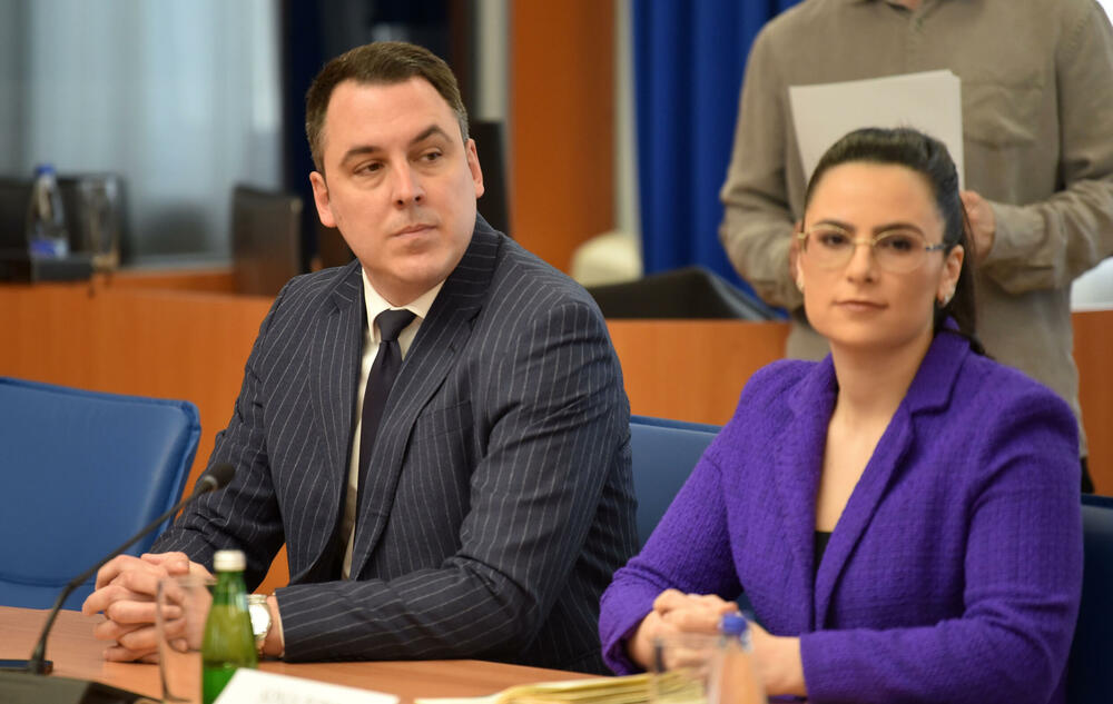 <p>U Skupštini Crne Gore održava se zajednička sjednica Odbora za bezbjednost i odbranu i Odbora za politički sistem, pravosuđe i upravu, koja je sazvana zbog kontrolnog saslušanja čelnika bezbjednosnog sektora na temu utvrđivanja okolnosti u vezi sa bjekstvom šefa organizovane kriminalne organizacije Miloša Medenice</p>  <p>Predsjednik podgoričkog Višeg suda Zoran Radović najavio je da neće doći na zajedničko kontrolno saslušanje, a nije se pojavio ni direktor Agencije za nacionalnu bezbjednost (ANB) Ivica Janović koji je poslao predstavnicu Sanju Raičević</p>