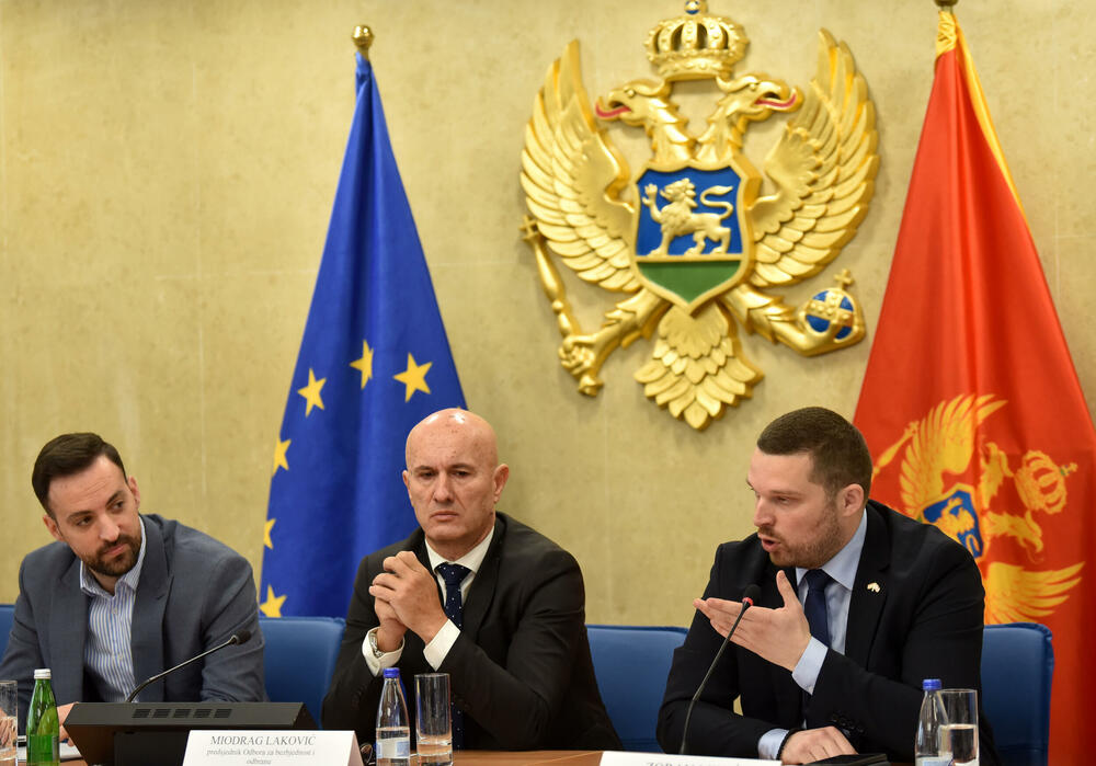 <p>U Skupštini Crne Gore održava se zajednička sjednica Odbora za bezbjednost i odbranu i Odbora za politički sistem, pravosuđe i upravu, koja je sazvana zbog kontrolnog saslušanja čelnika bezbjednosnog sektora na temu utvrđivanja okolnosti u vezi sa bjekstvom šefa organizovane kriminalne organizacije Miloša Medenice</p>  <p>Predsjednik podgoričkog Višeg suda Zoran Radović najavio je da neće doći na zajedničko kontrolno saslušanje, a nije se pojavio ni direktor Agencije za nacionalnu bezbjednost (ANB) Ivica Janović koji je poslao predstavnicu Sanju Raičević</p>