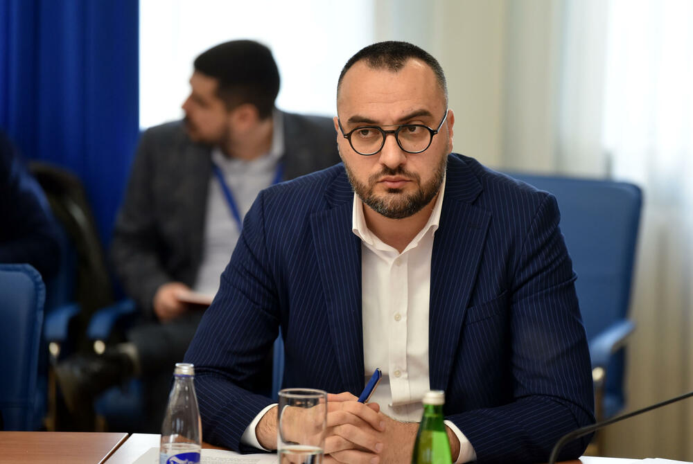 <p>U Skupštini Crne Gore održava se zajednička sjednica Odbora za bezbjednost i odbranu i Odbora za politički sistem, pravosuđe i upravu, koja je sazvana zbog kontrolnog saslušanja čelnika bezbjednosnog sektora na temu utvrđivanja okolnosti u vezi sa bjekstvom šefa organizovane kriminalne organizacije Miloša Medenice</p>  <p>Predsjednik podgoričkog Višeg suda Zoran Radović najavio je da neće doći na zajedničko kontrolno saslušanje, a nije se pojavio ni direktor Agencije za nacionalnu bezbjednost (ANB) Ivica Janović koji je poslao predstavnicu Sanju Raičević</p>