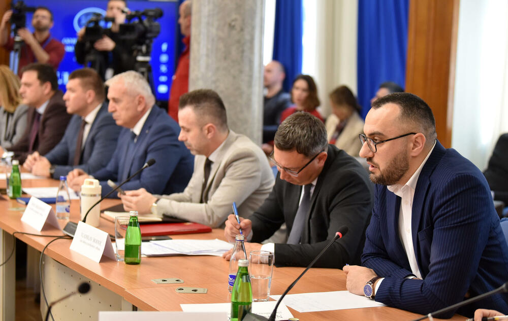 <p>U Skupštini Crne Gore održava se zajednička sjednica Odbora za bezbjednost i odbranu i Odbora za politički sistem, pravosuđe i upravu, koja je sazvana zbog kontrolnog saslušanja čelnika bezbjednosnog sektora na temu utvrđivanja okolnosti u vezi sa bjekstvom šefa organizovane kriminalne organizacije Miloša Medenice</p>  <p>Predsjednik podgoričkog Višeg suda Zoran Radović najavio je da neće doći na zajedničko kontrolno saslušanje, a nije se pojavio ni direktor Agencije za nacionalnu bezbjednost (ANB) Ivica Janović koji je poslao predstavnicu Sanju Raičević</p>