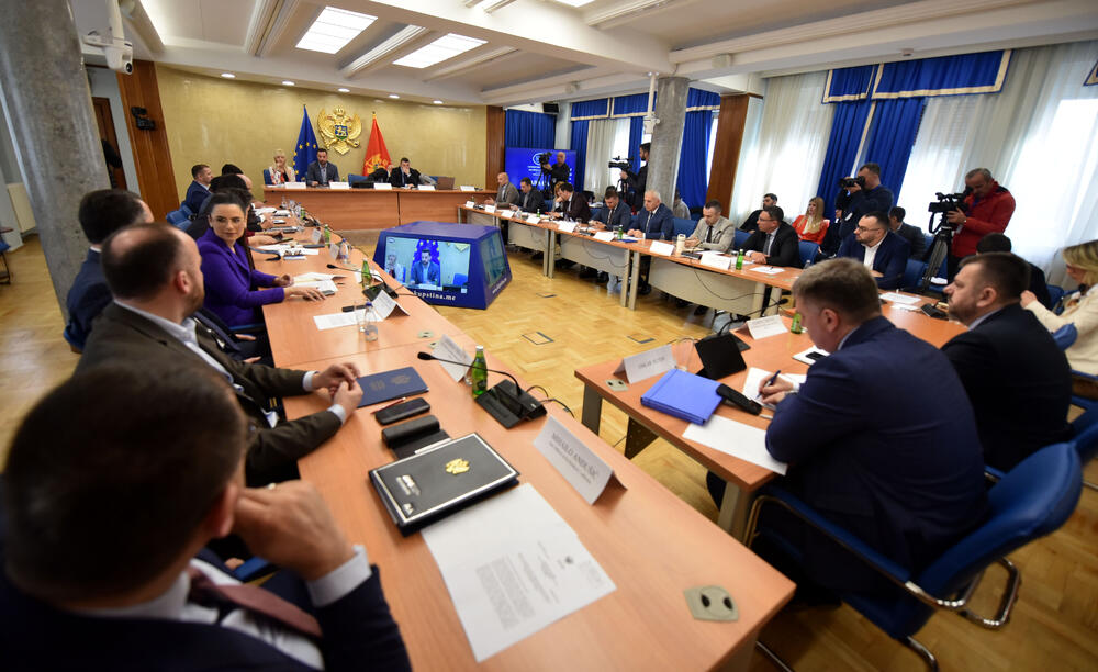 <p>U Skupštini Crne Gore održava se zajednička sjednica Odbora za bezbjednost i odbranu i Odbora za politički sistem, pravosuđe i upravu, koja je sazvana zbog kontrolnog saslušanja čelnika bezbjednosnog sektora na temu utvrđivanja okolnosti u vezi sa bjekstvom šefa organizovane kriminalne organizacije Miloša Medenice</p>  <p>Predsjednik podgoričkog Višeg suda Zoran Radović najavio je da neće doći na zajedničko kontrolno saslušanje, a nije se pojavio ni direktor Agencije za nacionalnu bezbjednost (ANB) Ivica Janović koji je poslao predstavnicu Sanju Raičević</p>