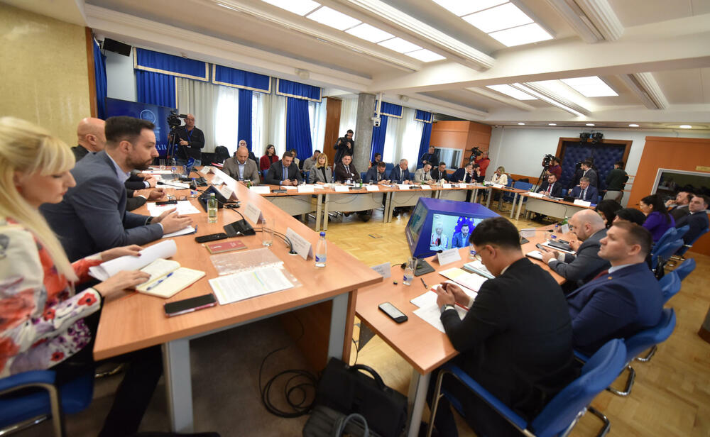 <p>U Skupštini Crne Gore održava se zajednička sjednica Odbora za bezbjednost i odbranu i Odbora za politički sistem, pravosuđe i upravu, koja je sazvana zbog kontrolnog saslušanja čelnika bezbjednosnog sektora na temu utvrđivanja okolnosti u vezi sa bjekstvom šefa organizovane kriminalne organizacije Miloša Medenice</p>  <p>Predsjednik podgoričkog Višeg suda Zoran Radović najavio je da neće doći na zajedničko kontrolno saslušanje, a nije se pojavio ni direktor Agencije za nacionalnu bezbjednost (ANB) Ivica Janović koji je poslao predstavnicu Sanju Raičević</p>