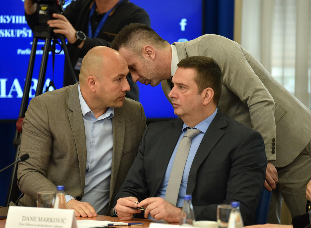 <p>U Skupštini Crne Gore održava se zajednička sjednica Odbora za bezbjednost i odbranu i Odbora za politički sistem, pravosuđe i upravu, koja je sazvana zbog kontrolnog saslušanja čelnika bezbjednosnog sektora na temu utvrđivanja okolnosti u vezi sa bjekstvom šefa organizovane kriminalne organizacije Miloša Medenice</p>  <p>Predsjednik podgoričkog Višeg suda Zoran Radović najavio je da neće doći na zajedničko kontrolno saslušanje, a nije se pojavio ni direktor Agencije za nacionalnu bezbjednost (ANB) Ivica Janović koji je poslao predstavnicu Sanju Raičević</p>