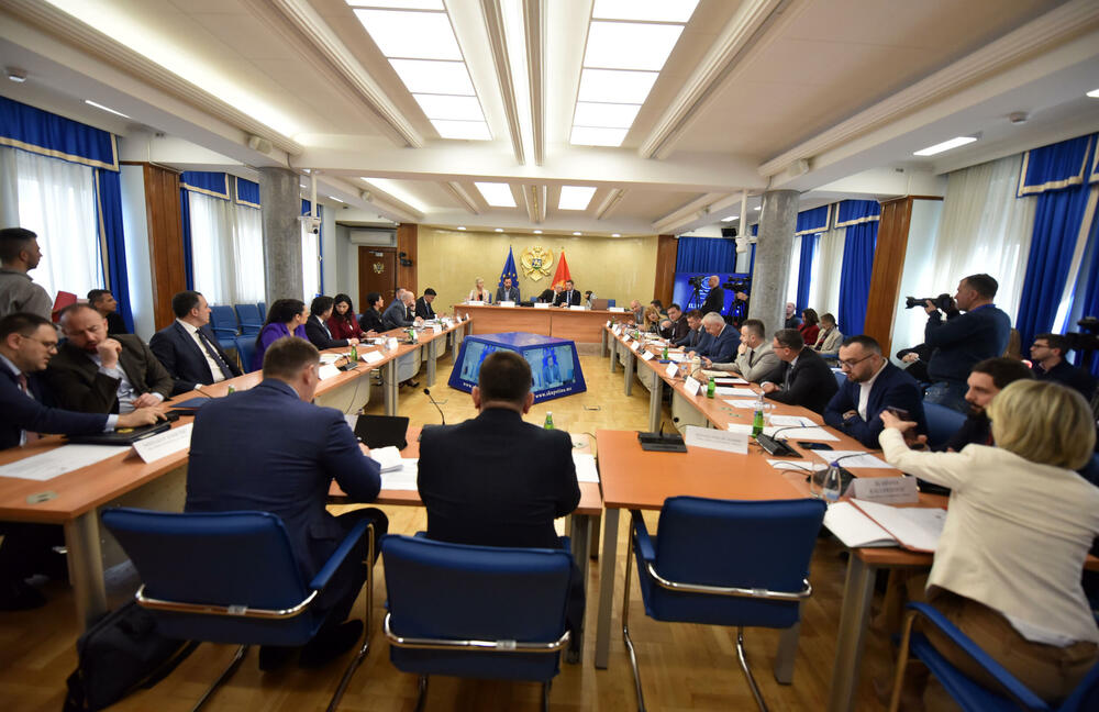 <p>U Skupštini Crne Gore održava se zajednička sjednica Odbora za bezbjednost i odbranu i Odbora za politički sistem, pravosuđe i upravu, koja je sazvana zbog kontrolnog saslušanja čelnika bezbjednosnog sektora na temu utvrđivanja okolnosti u vezi sa bjekstvom šefa organizovane kriminalne organizacije Miloša Medenice</p>  <p>Predsjednik podgoričkog Višeg suda Zoran Radović najavio je da neće doći na zajedničko kontrolno saslušanje, a nije se pojavio ni direktor Agencije za nacionalnu bezbjednost (ANB) Ivica Janović koji je poslao predstavnicu Sanju Raičević</p>