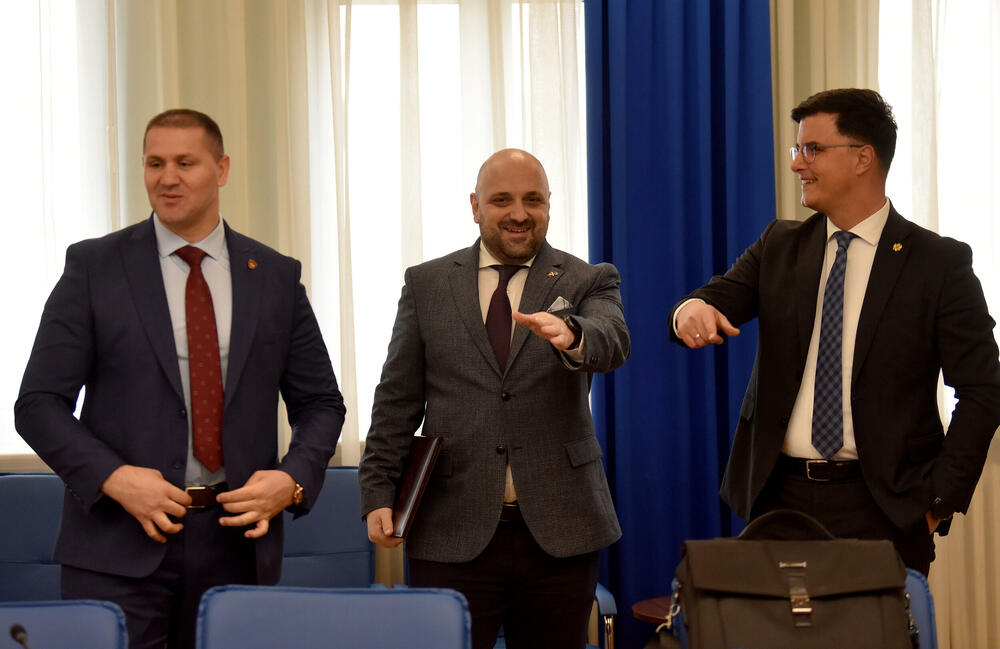 <p>U Skupštini Crne Gore održava se zajednička sjednica Odbora za bezbjednost i odbranu i Odbora za politički sistem, pravosuđe i upravu, koja je sazvana zbog kontrolnog saslušanja čelnika bezbjednosnog sektora na temu utvrđivanja okolnosti u vezi sa bjekstvom šefa organizovane kriminalne organizacije Miloša Medenice</p>  <p>Predsjednik podgoričkog Višeg suda Zoran Radović najavio je da neće doći na zajedničko kontrolno saslušanje, a nije se pojavio ni direktor Agencije za nacionalnu bezbjednost (ANB) Ivica Janović koji je poslao predstavnicu Sanju Raičević</p>