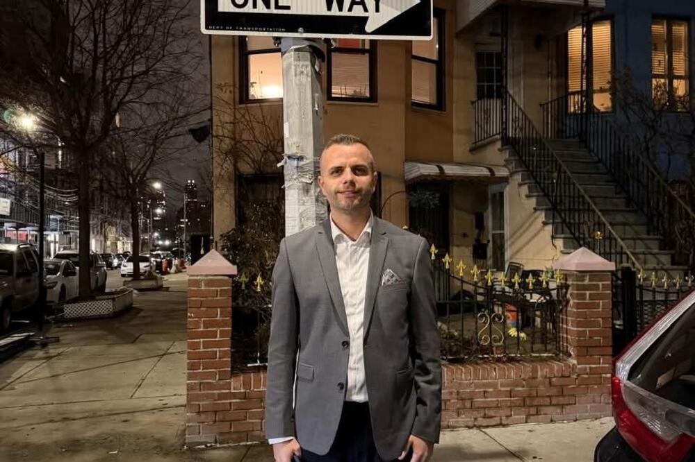 Čast ili bruka: Omeragić ispod znaka ulice Ali-paše Šabanagića u Njujorku, Foto: Facebook/Adel I. Omeragić