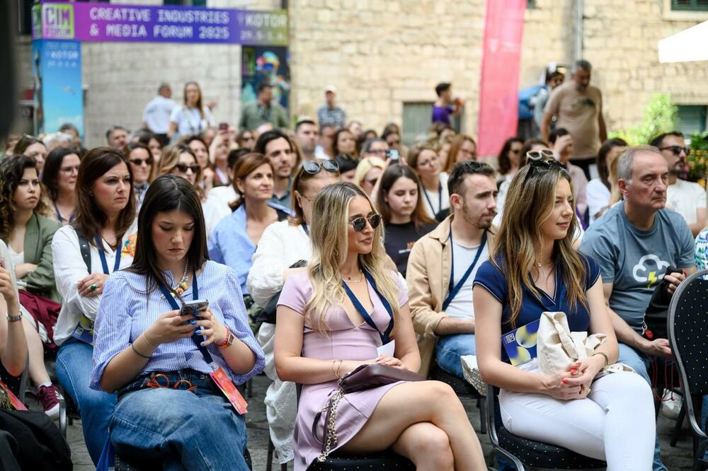 <p>U vremenu kada se kreativna industrija mijenja brže nego ikada, jedno ime već pet godina stoji kao simbol kontinuiteta, kvaliteta i pomjeranja granica &ndash; CIM Forum. Jubilarno, peto izdanje Foruma biće održano od 28. do 31. maja 2026. godine u Kotoru, a njegov centralni događaj ponovo su CIM AWARDS 2026, priznanja za najznačajnije projekte i ideje u kreativnim industrijama regiona</p>