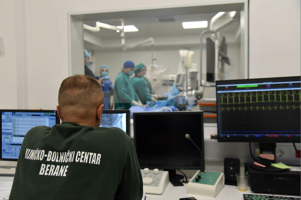 <p>Pacijentu, koji je sve vrijeme bio u budnom stanju, ugrađen stent na preko 90 odsto zakrčenom krvnom sudu koji je prijetio da izazove moždani udar s nesagledivim posljedicama</p>