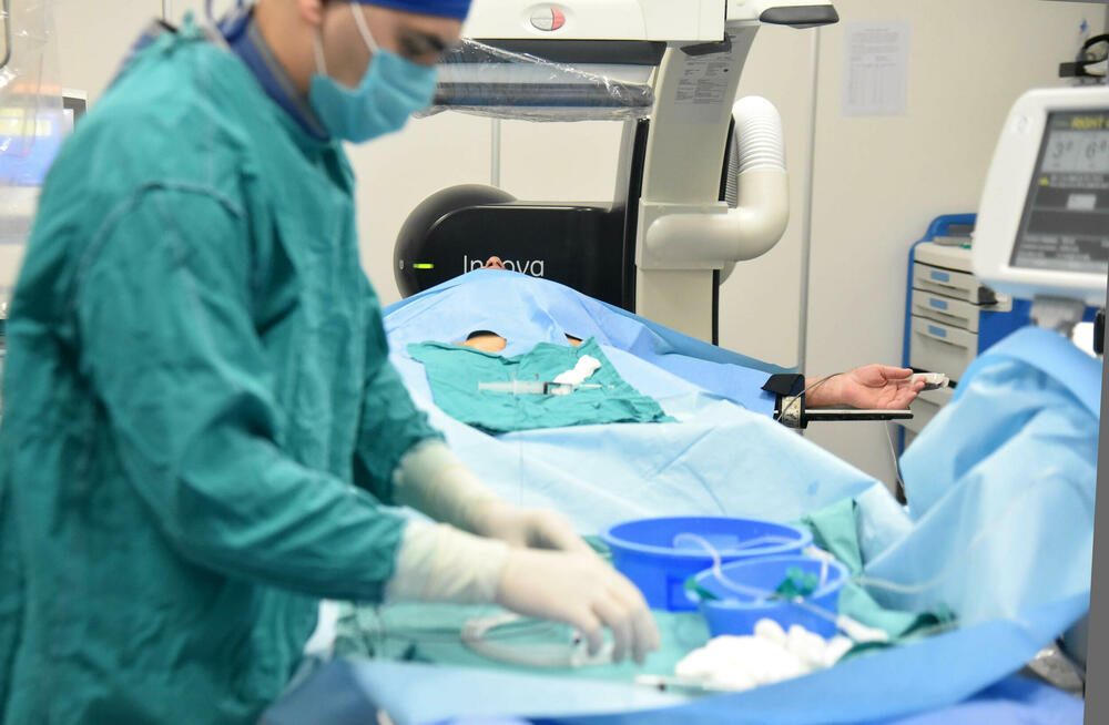 <p>Pacijentu, koji je sve vrijeme bio u budnom stanju, ugrađen stent na preko 90 odsto zakrčenom krvnom sudu koji je prijetio da izazove moždani udar s nesagledivim posljedicama</p>