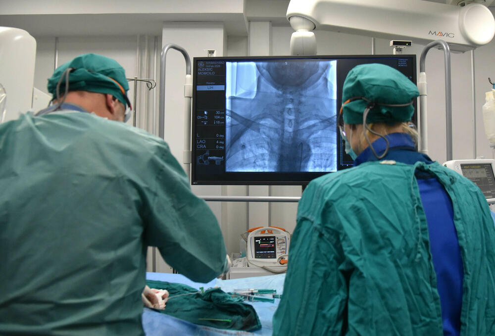 <p>Pacijentu, koji je sve vrijeme bio u budnom stanju, ugrađen stent na preko 90 odsto zakrčenom krvnom sudu koji je prijetio da izazove moždani udar s nesagledivim posljedicama</p>