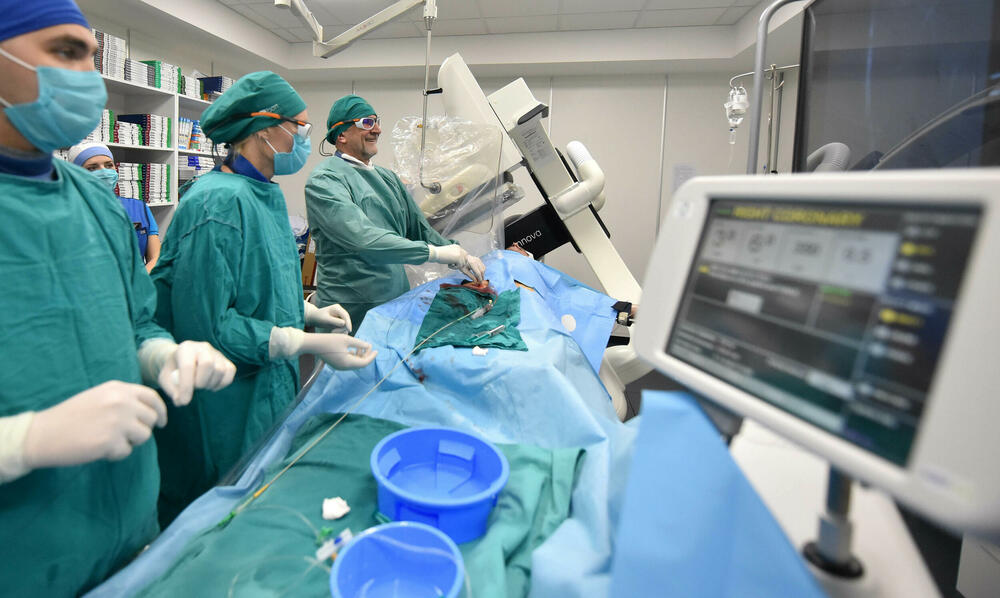 <p>Pacijentu, koji je sve vrijeme bio u budnom stanju, ugrađen stent na preko 90 odsto zakrčenom krvnom sudu koji je prijetio da izazove moždani udar s nesagledivim posljedicama</p>