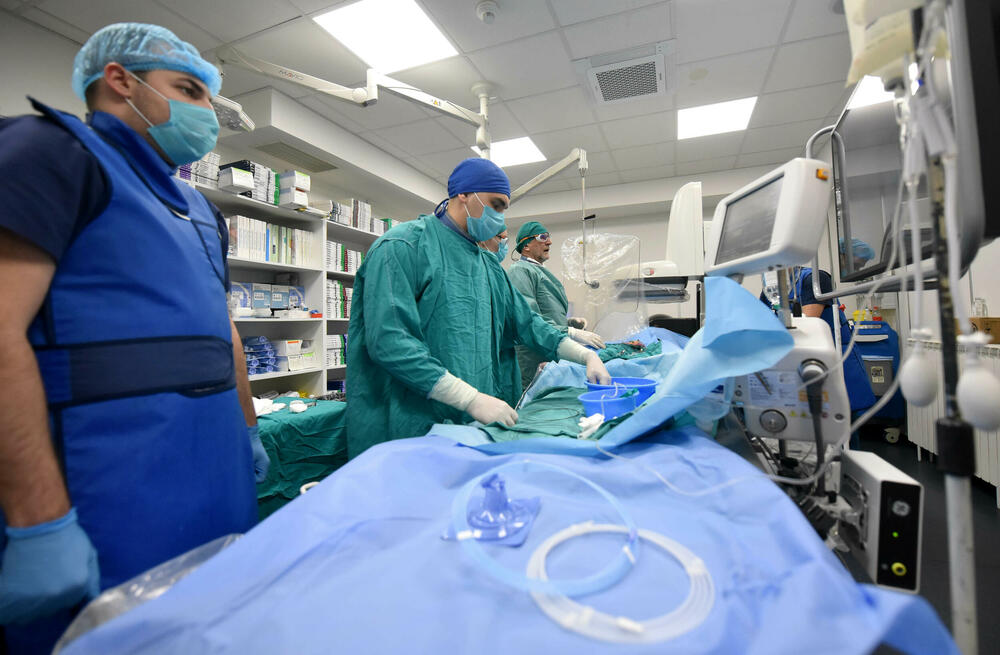 <p>Pacijentu, koji je sve vrijeme bio u budnom stanju, ugrađen stent na preko 90 odsto zakrčenom krvnom sudu koji je prijetio da izazove moždani udar s nesagledivim posljedicama</p>