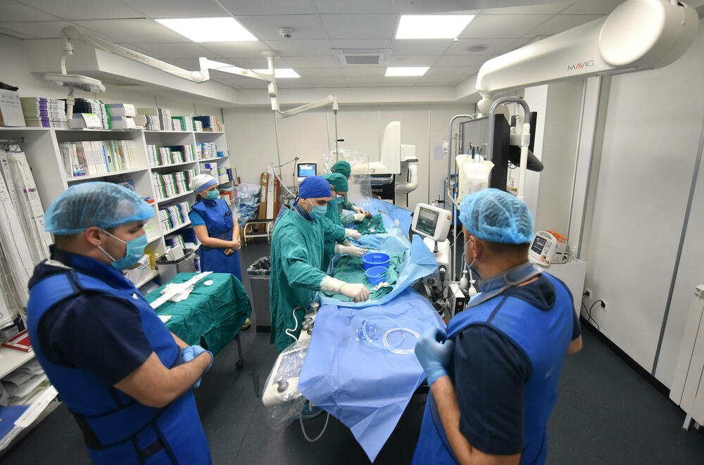 <p>Pacijentu, koji je sve vrijeme bio u budnom stanju, ugrađen stent na preko 90 odsto zakrčenom krvnom sudu koji je prijetio da izazove moždani udar s nesagledivim posljedicama</p>